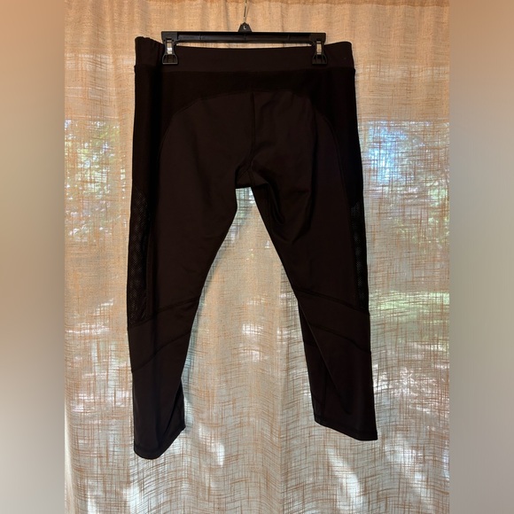 Lija Capri Athletic Leggings Size Large. - Picture 5 of 9